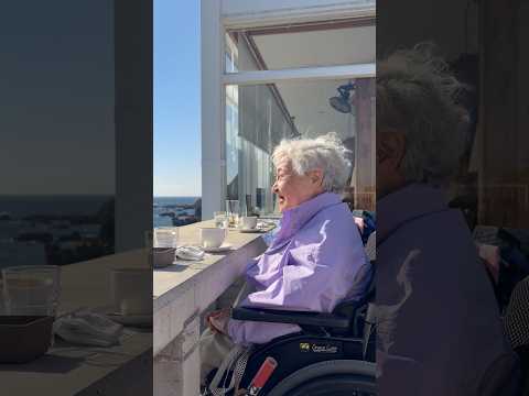 海の前で歌っちゃう92歳のおばっちゃん サムネイル