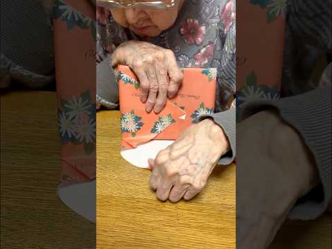 92歳の幾子おばあが挑戦！ゲームソフトを華麗にラッピングした神回