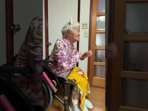 船の上で踊るオバリン幾子92歳 サムネイル